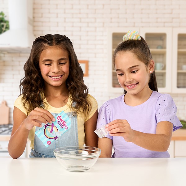 Foto van speelgoed 05_Cookeez Makery Koelkast_2_04 23511_COOKEEZMAKERY_FREEZYCAKEZ_LIFESTYLE_1X1_BG_04.jpg